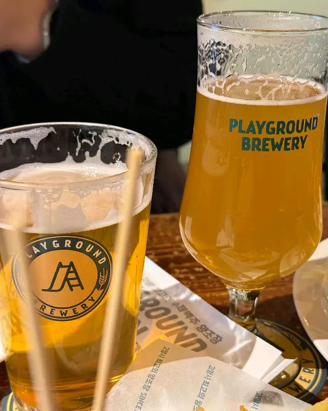 테이블 위에 놓인 맥주잔들