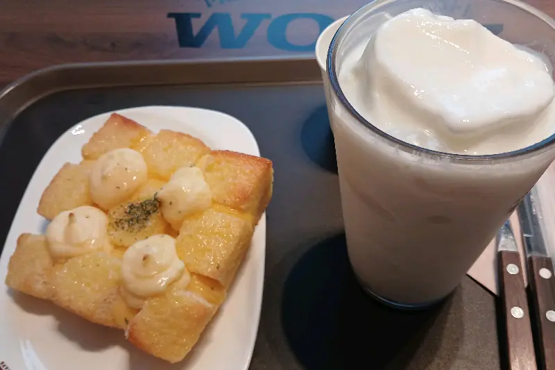 빵과 음료가 함께 놓인 모습