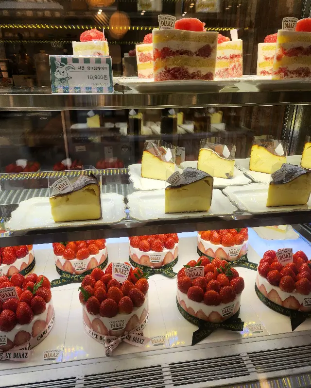 쇼케이스 안에 진열된 다양한 케이크