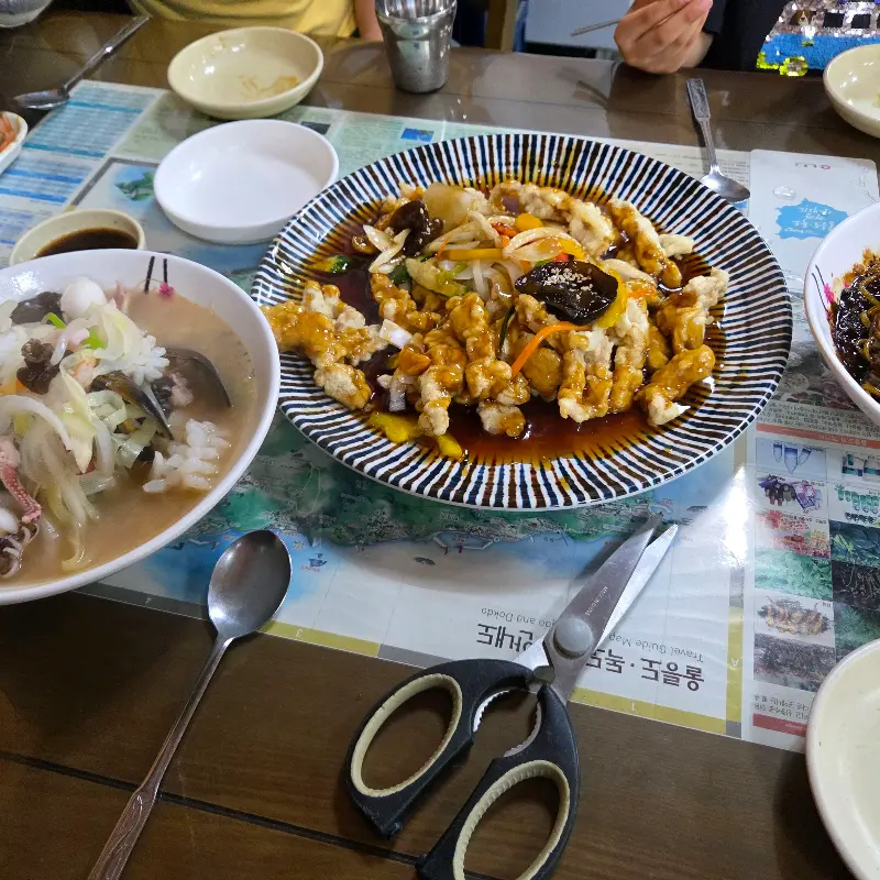 푸짐한 양의 탕수육과 짜장, 짬뽕