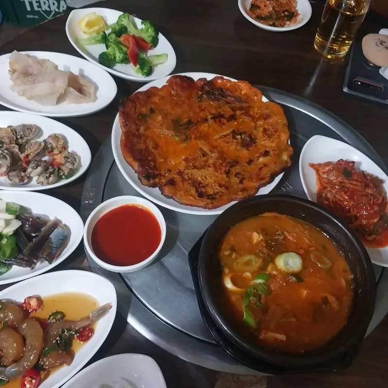 맛있는 안주와 함께 즐거운 시간을 보내는 사람들