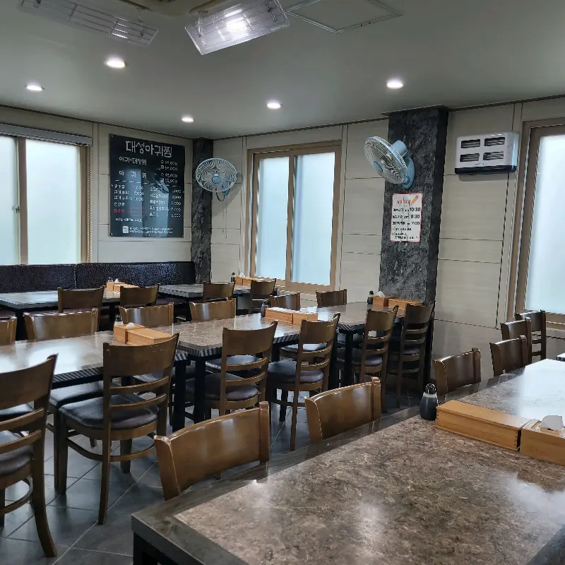 넓은 식당 내부