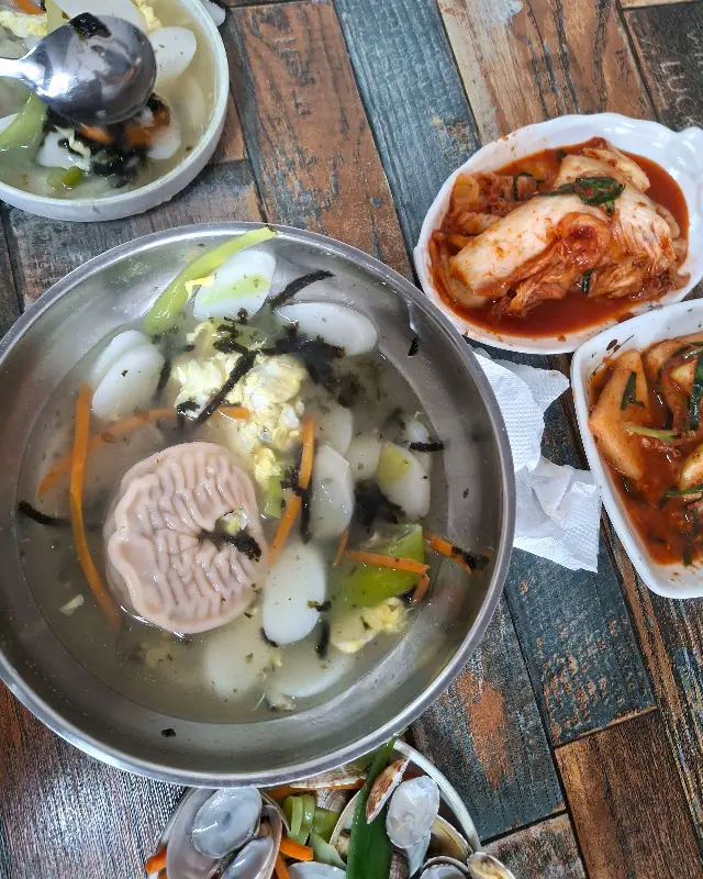 떡만두국과 김치