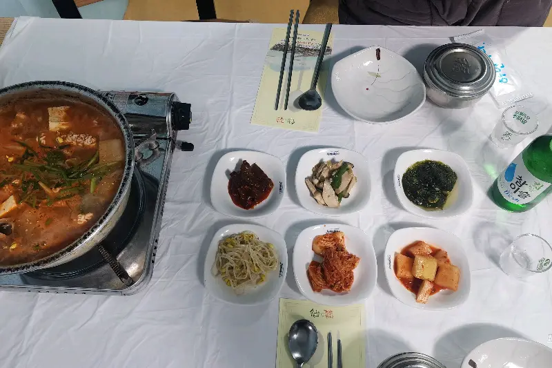 정갈하게 차려진 밑반찬과 동태탕