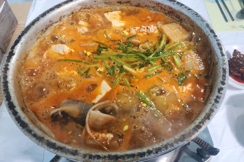 양푼이에 담겨 끓고 있는 동태탕