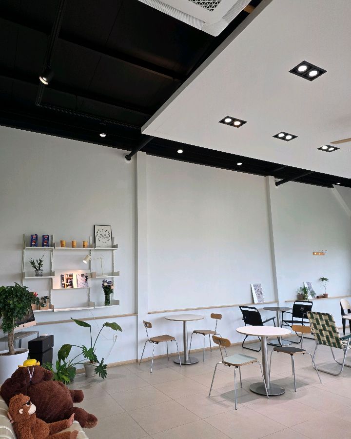 넓고 깔끔한 카페 내부