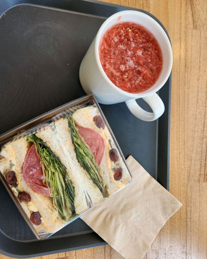 포딥 샌드위치와 음료