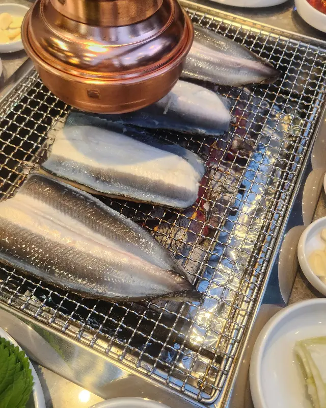 불판 위에서 익어가는 장어