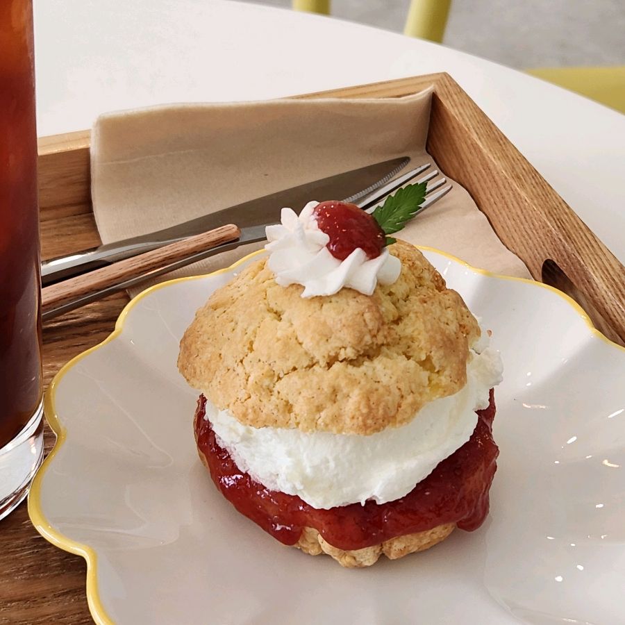 딸기잼과 생크림이 듬뿍 올려진 빅토리아 스콘