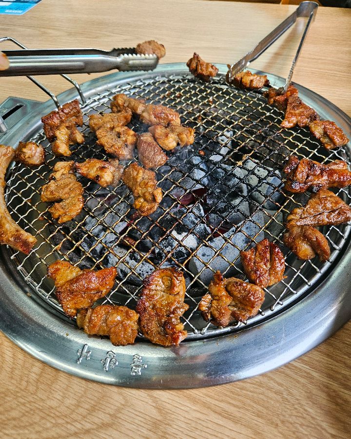 숯불 위에서 맛있게 구워지고 있는 돼지갈비