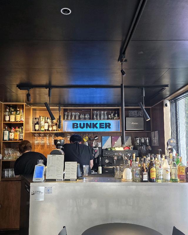 벙커 내부 바 테이블