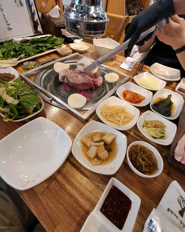 직원분이 고기를 구워주는 모습