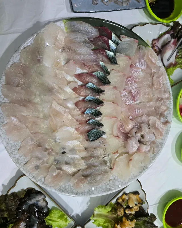 푸짐한 모듬회 한 상 차림