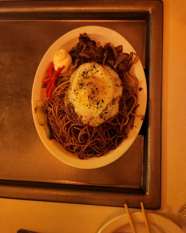 윤기가 흐르는 아이보 야끼소바의 아름다운 자태