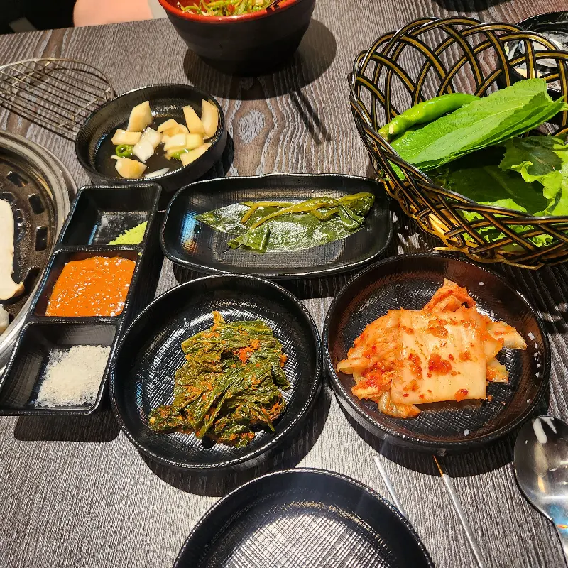 다양한 밑반찬들이 정갈하게 담겨 있는 모습