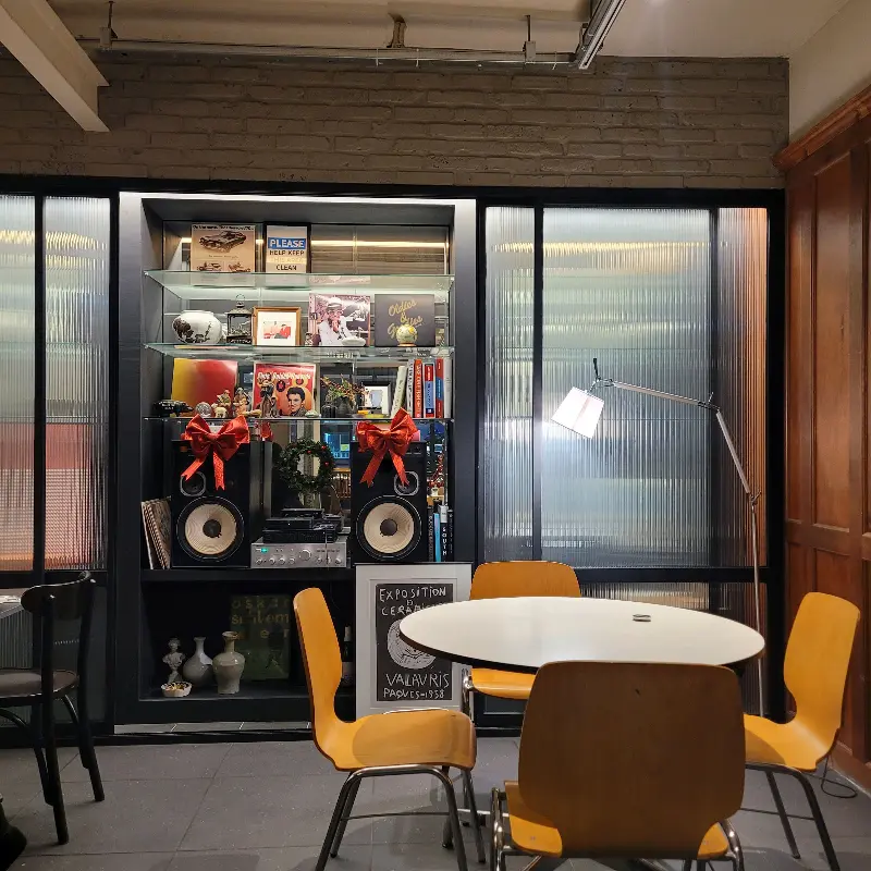 아늑한 분위기의 잉글룸 내부