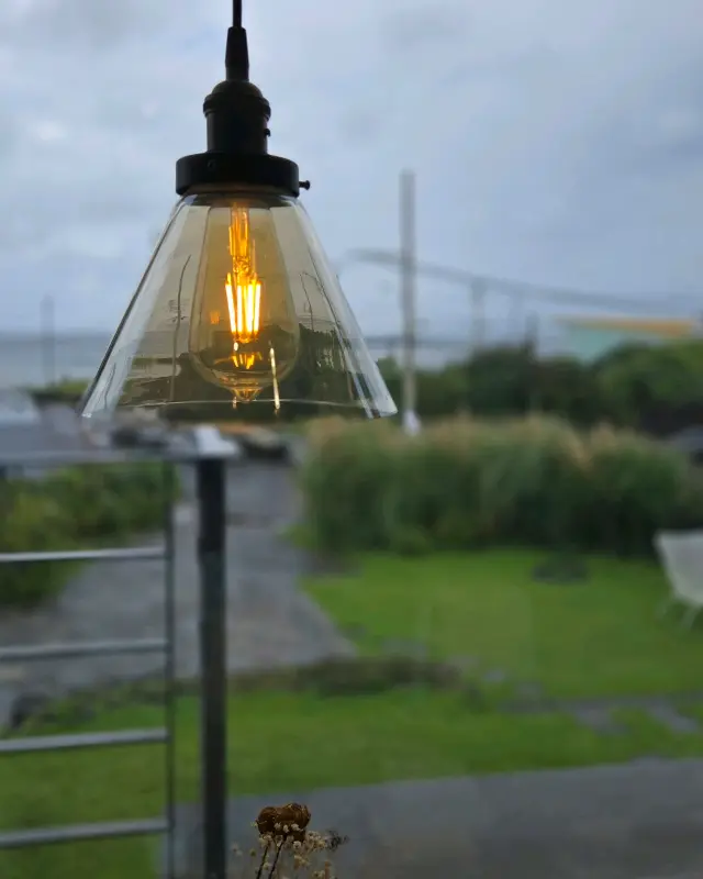 카페 내부 조명과 창밖 풍경