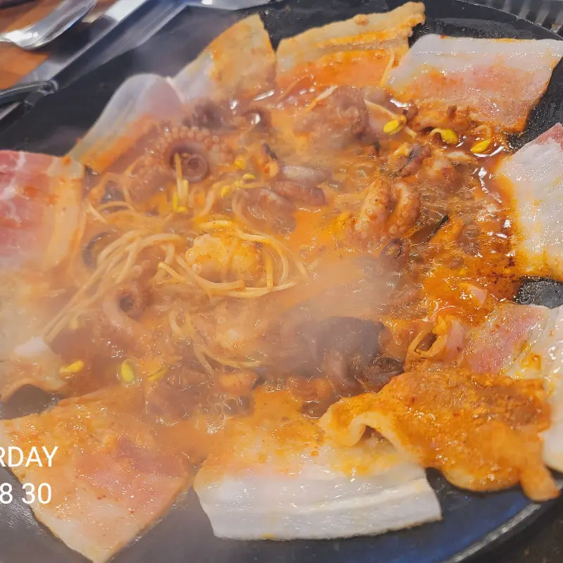 쌈 채소와 소스, 마늘 등이 담긴 모습