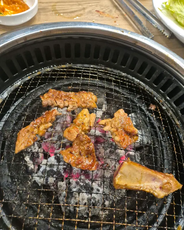숯불 위에서 맛있게 익어가는 돼지갈비