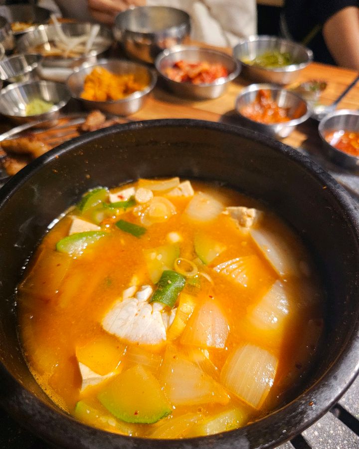 뚝배기에 담겨 보글보글 끓고 있는 된장찌개