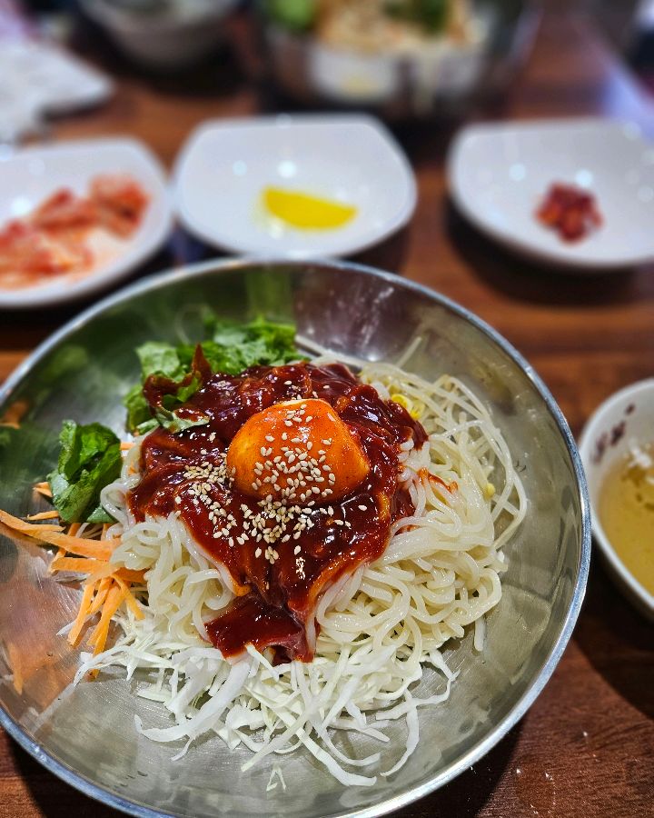 맛깔스러운 비빔국수
