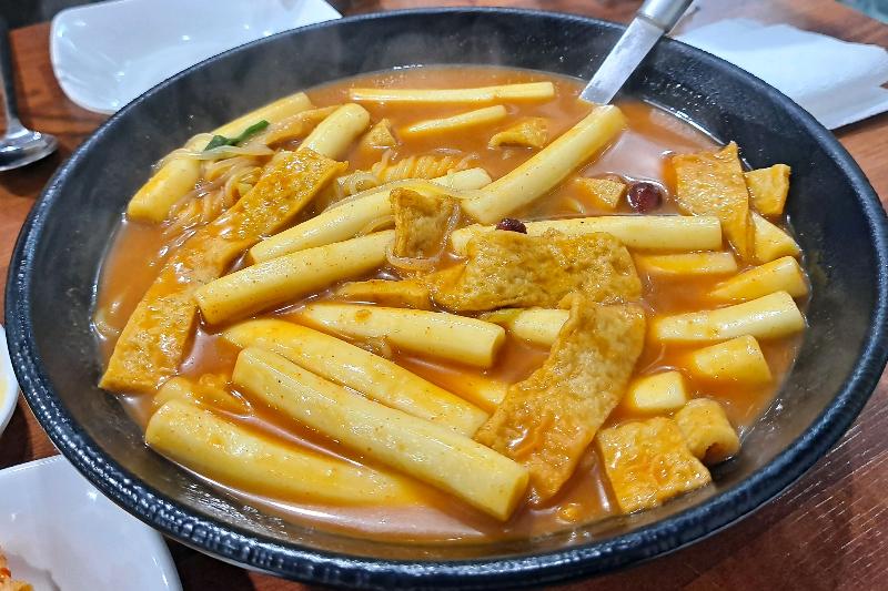 빨간 양념에 푹 졸여진 떡볶이