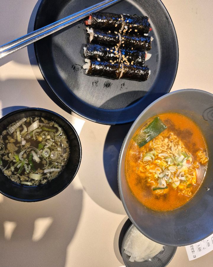 깔끔하게 차려진 떡볶이, 김밥, 오뎅국물