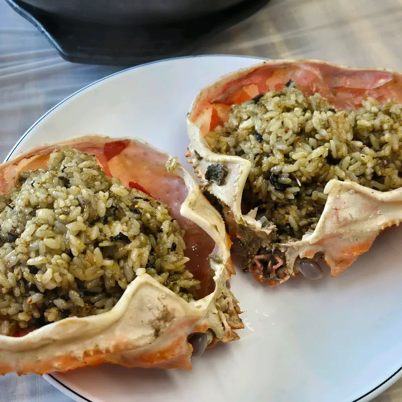 대게 내장으로 볶아 더욱 풍미가 깊은 볶음밥