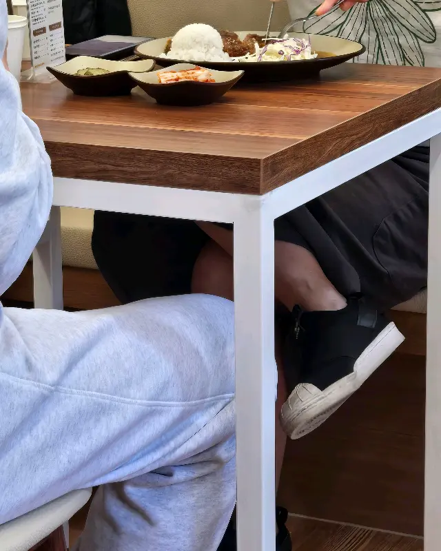 식사하는 손님들