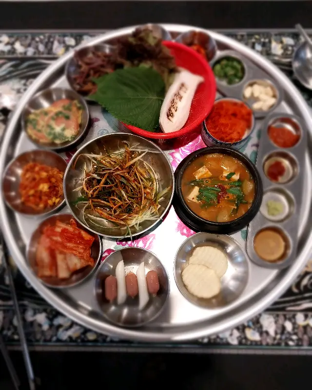 푸짐한 밑반찬 구성