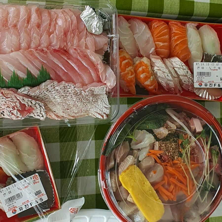 다양한 메뉴가 담긴 포장