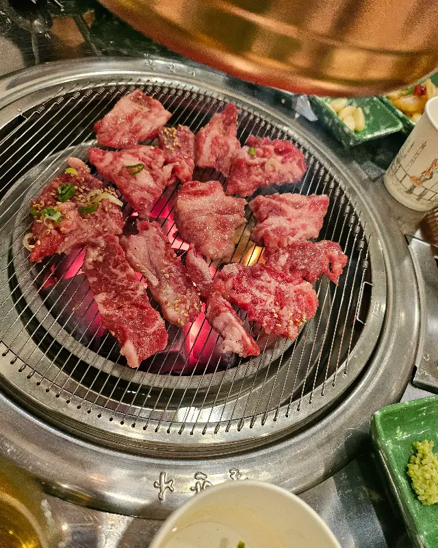 숯불에 구워진 갈비살