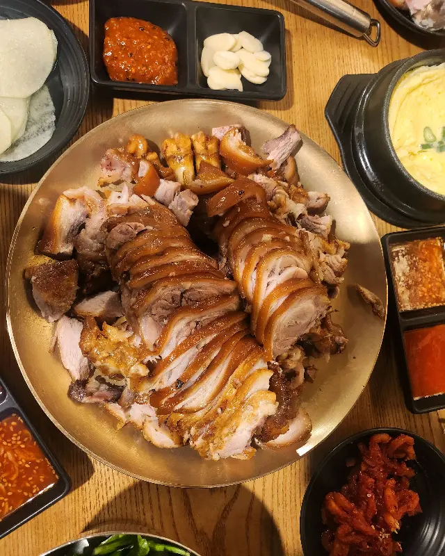 윤기가 흐르는 족발과 곁들여 먹는 소스 사진