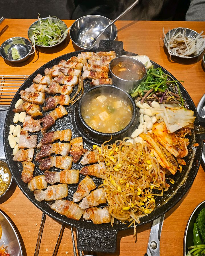 푸짐한 삼겹살 한 상 차림