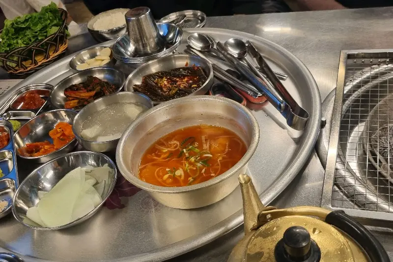 다채로운 밑반찬이 한상 가득 차려진 모습