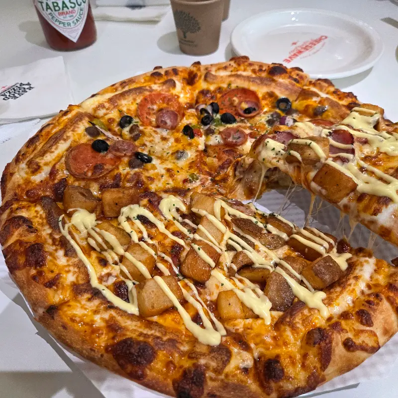 쭉 늘어나는 치즈가 먹음직스러운 피자