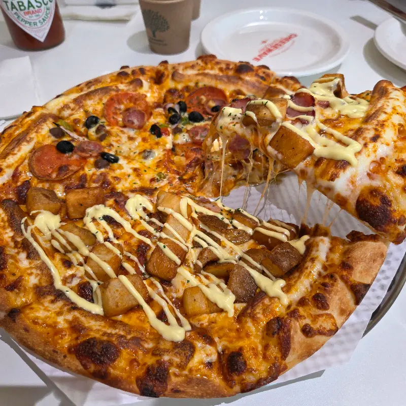 먹기 좋게 잘려 나온 피자 조각들