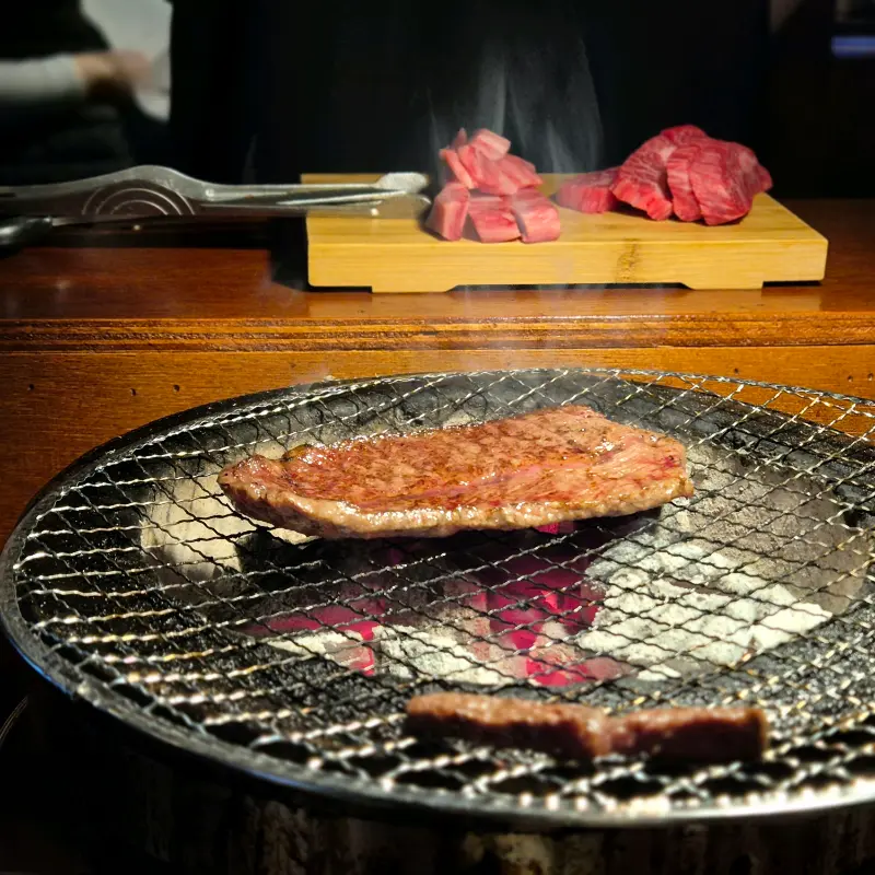 숯불 위에서 익어가는 한우