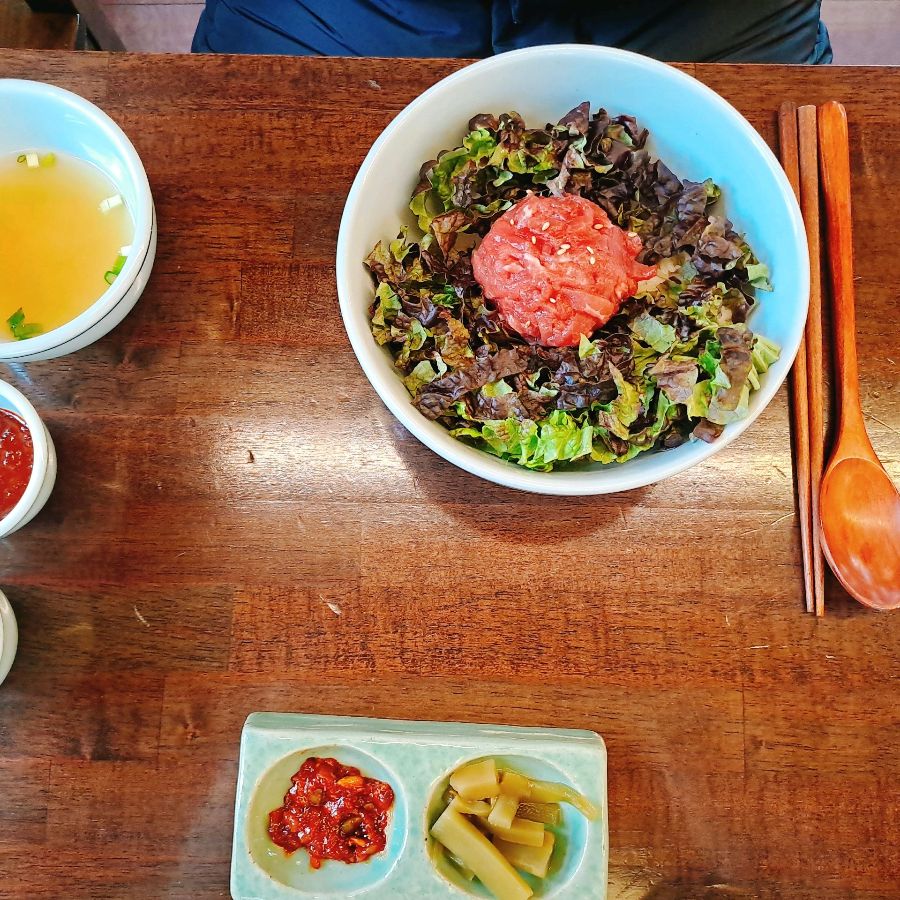신선한 육회가 듬뿍 올라간 육회비빔밥