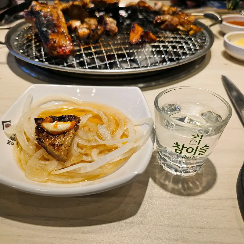 놀이방에서 즐겁게 뛰어노는 아이들