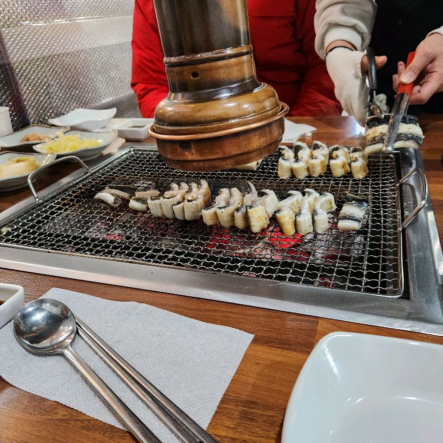 장어 굽는 모습 2