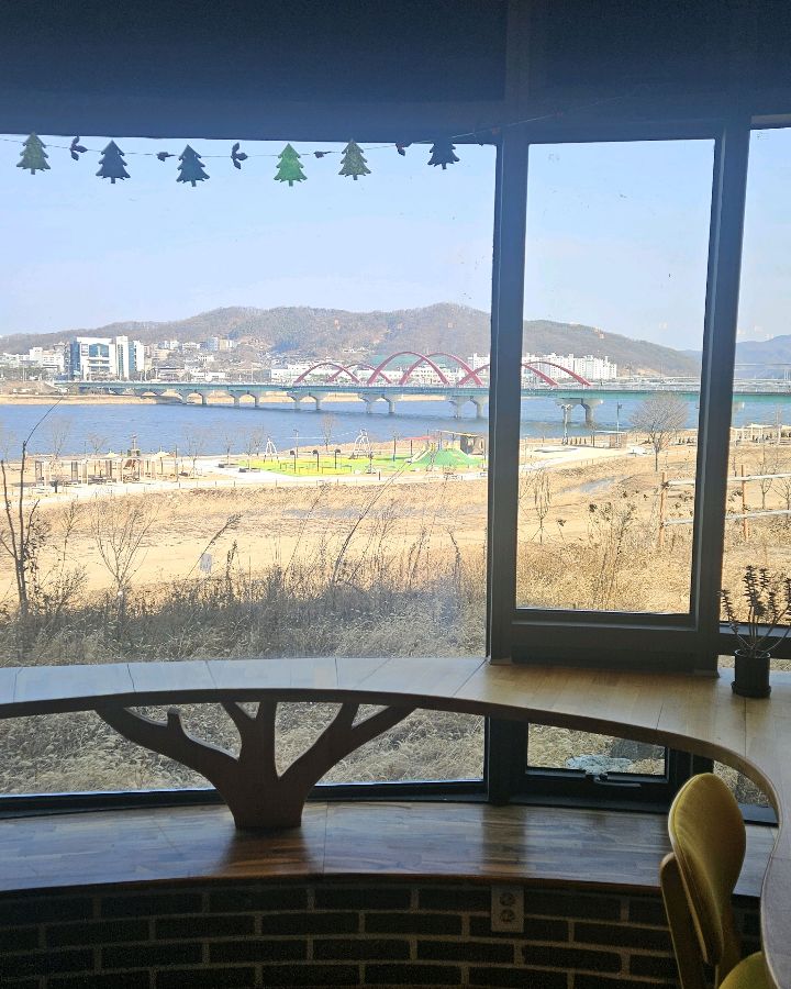 통유리창으로 보이는 낙동강 뷰