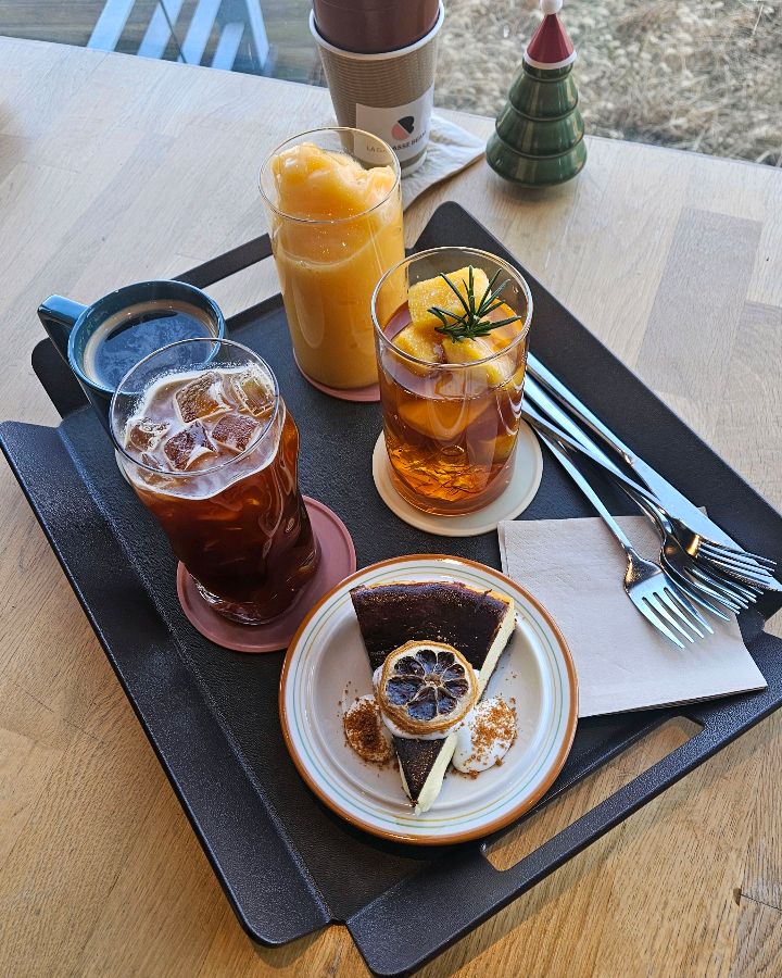 다양한 음료와 디저트