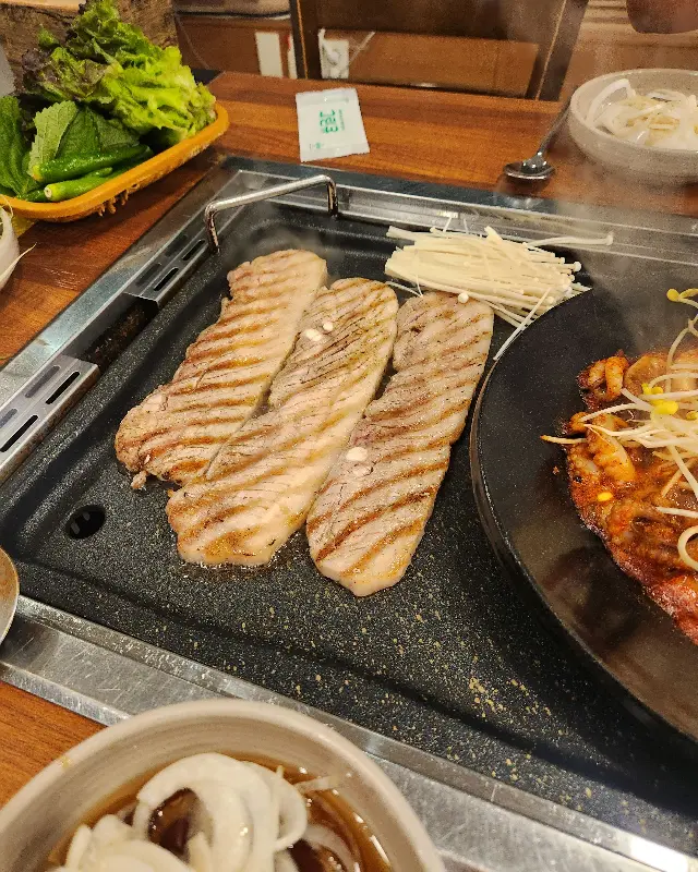 초벌되어 나온 삼겹살의 모습