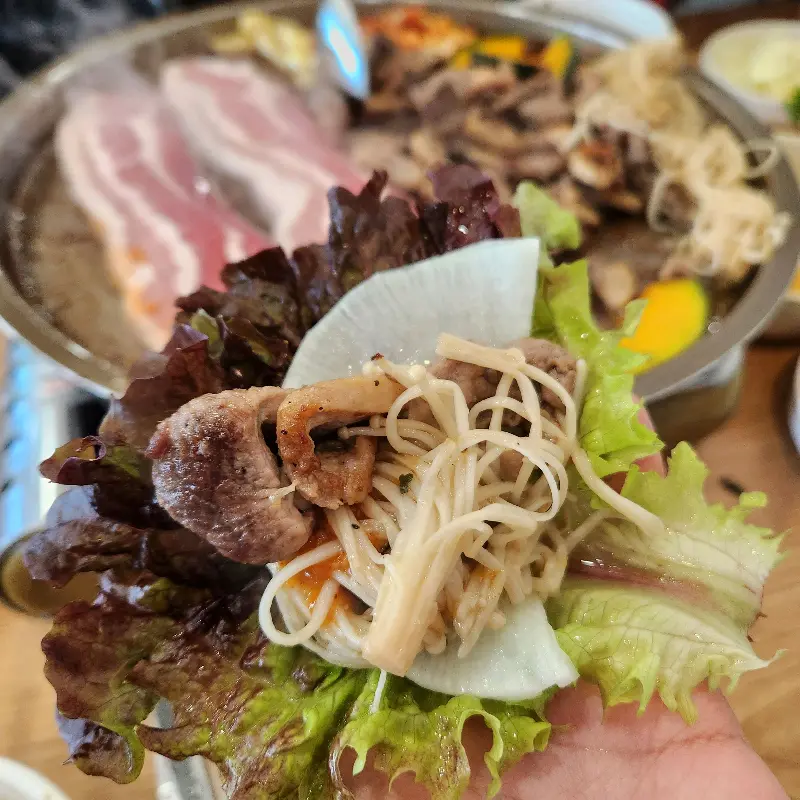 상추쌈에 싸 먹는 오리고기