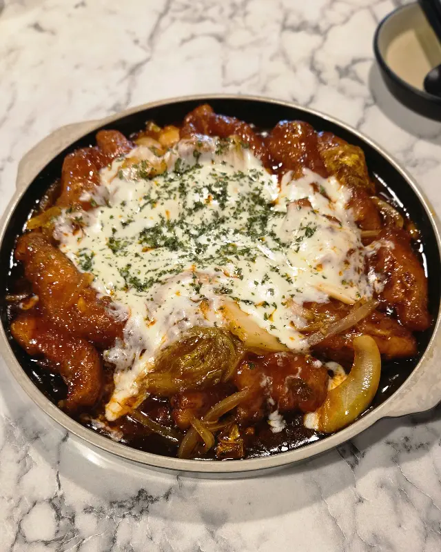 치즈가 듬뿍 올려진 김피탕