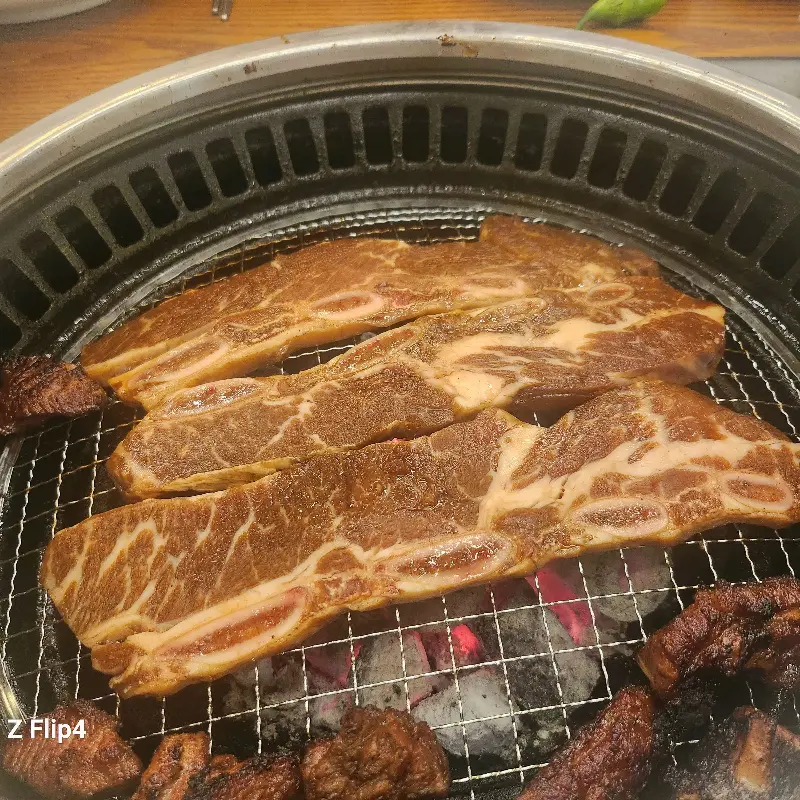숯불 위에서 노릇노릇 익어가는 LA갈비