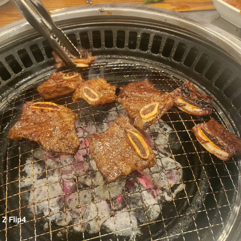 숯불 위에서 맛있게 익어가는 LA갈비