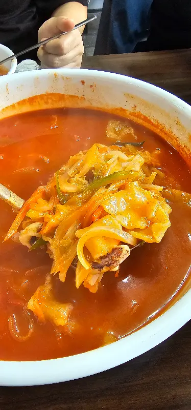 숟가락 위에 올려진 짬뽕 수제비