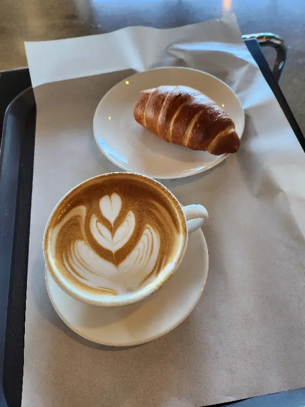 아메리카노와 아몬드 소금빵